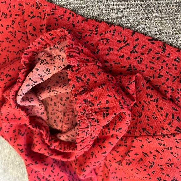 Short Sleeve Crop Top - Picture 2 of 4